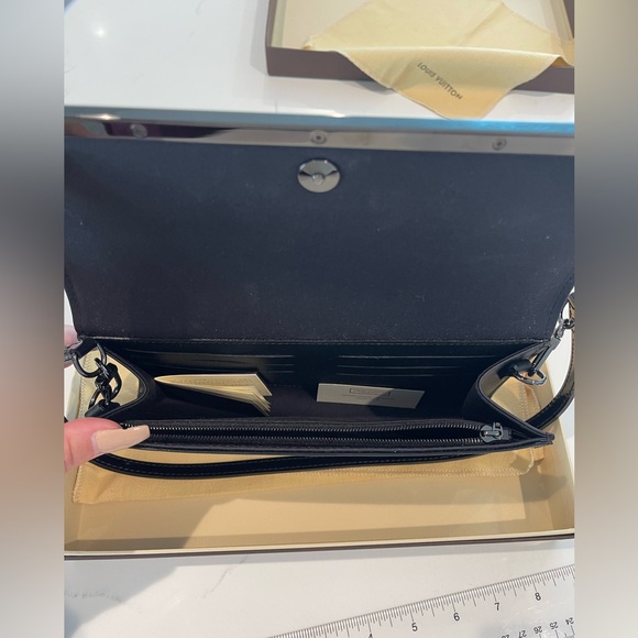 **Authentic** Louis Vuitton Monogram Vernis Rossmore MM in Noir Magnetique - Picture 6 of 12